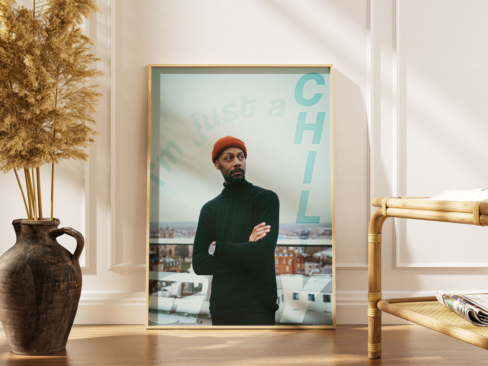 Poster-Mockup mit einem Mann, der eine ockerfarbene Mütze trägt und auf einem Balkon steht. Rechts neben ihm steht vertikal das Wort „Chill“. Oben links sind die Buchstaben „I'm“ zu sehen, darunter links das „G“ und rechts das „Y“