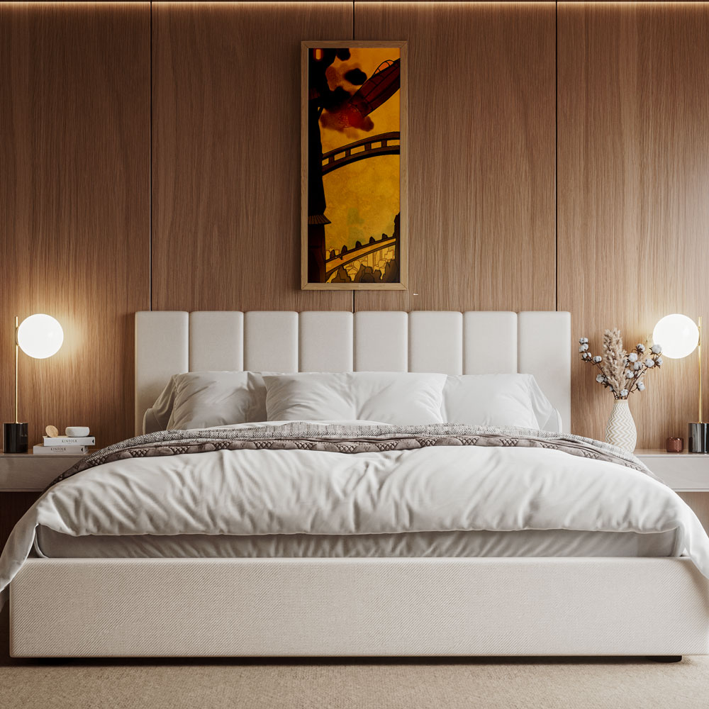 Schlafzimmer mit einer gelb-kupferfarbenen Illustration über dem Bett. Die Illustration im Hochformat zeigt eine Rakete, die versucht abzuheben, umgeben von hohen Gebäuden.