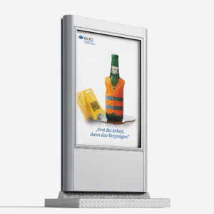 Plakat-Mockup mit weißem Hintergrund. Im Zentrum steht eine Heineken-Bierflasche, die eine orangefarbene Sicherheitsweste trägt und in einer Pfütze steht. Daneben kippen mehrere Warnschilder mit QR-Code um.