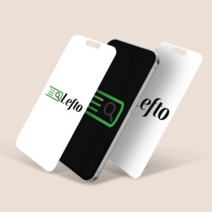 Seitliches Handy-Mockup mit dem Brandmark-Logo auf dem Display, das eine halbe Suchleiste mit Lupe zeigt. Links daneben befindet sich ein grünes Burger-Menü. Vor und hinter dem Handy sind jeweils Display-Ebenen: vorne mit kombiniertem Logo (Brand- und Wortmarke), hinten mit reinem Wortmarken-Logo.