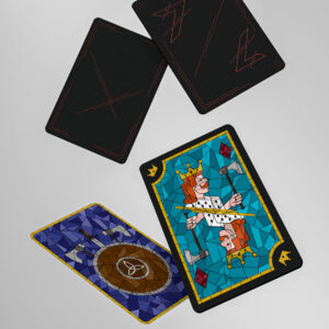 Mockup von zwei Spielkarten, die vom Himmel fallen. Die obere Karte ist schwarz mit einer roten, gespiegelten Sieben. Die untere Karte zeigt auf der Vorderseite einen Mosaik-Wikinger-König und auf der Rückseite ein Schild mit Wikingerwaffen als Mosaik.