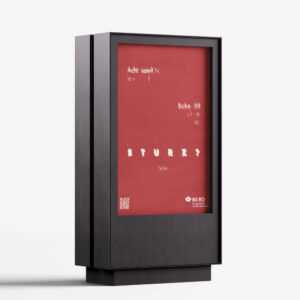 Plakat-Mockup mit hohem Farbkontrast und viel Typografie. In der Mitte ist das Wort „Schmerz“ hervorgehoben, die Lesbarkeit ist durch grafische Effekte eingeschränkt.