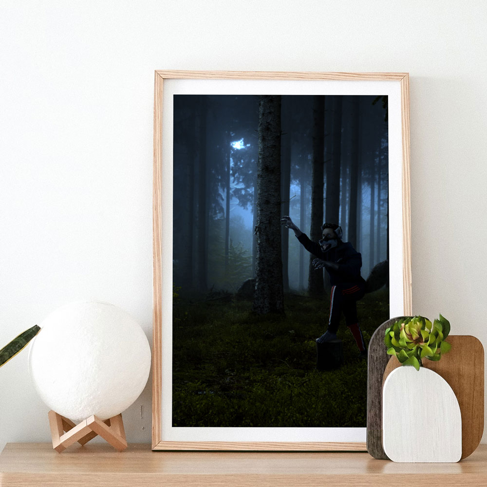 Poster-Mockup auf Nachttisch mit Composing-Bild von Julian, das ihn als Wolf-Mensch-Fusion in nächtlicher Szenerie darstellt.