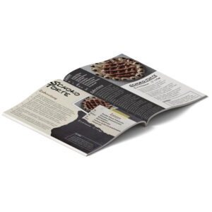 Offenes Magazin zeigt zwei verschiedene Rezeptformate für eine Schokoladentorte: eine Seite im Querformat, die andere im Hochformat.