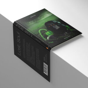 Ein liegendes Buch-Mockup mit Composing-Porträt-Cover: eine lila Alien-Dame mit drei roten Augen und einer Waffe, die einen Säuretank-Rucksack trägt.