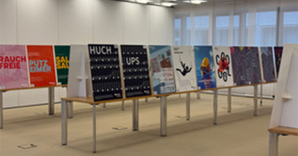 Eine gallery mit verschiedenen Plakaten des Plakatwettbewerbs. IMG by: https://www.bgrci.de/fileadmin/_processed_/3/d/csm_Foto-10.10_78827a2166.jpg